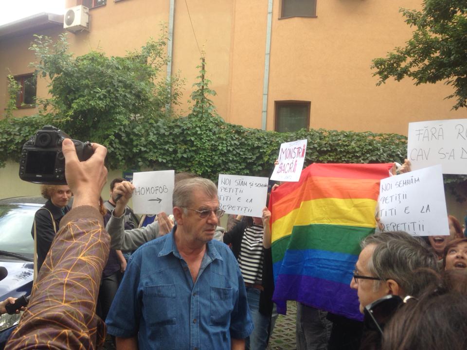 Florin Zamfirescu a iesit sa vorbeasca cu contestatarii sai