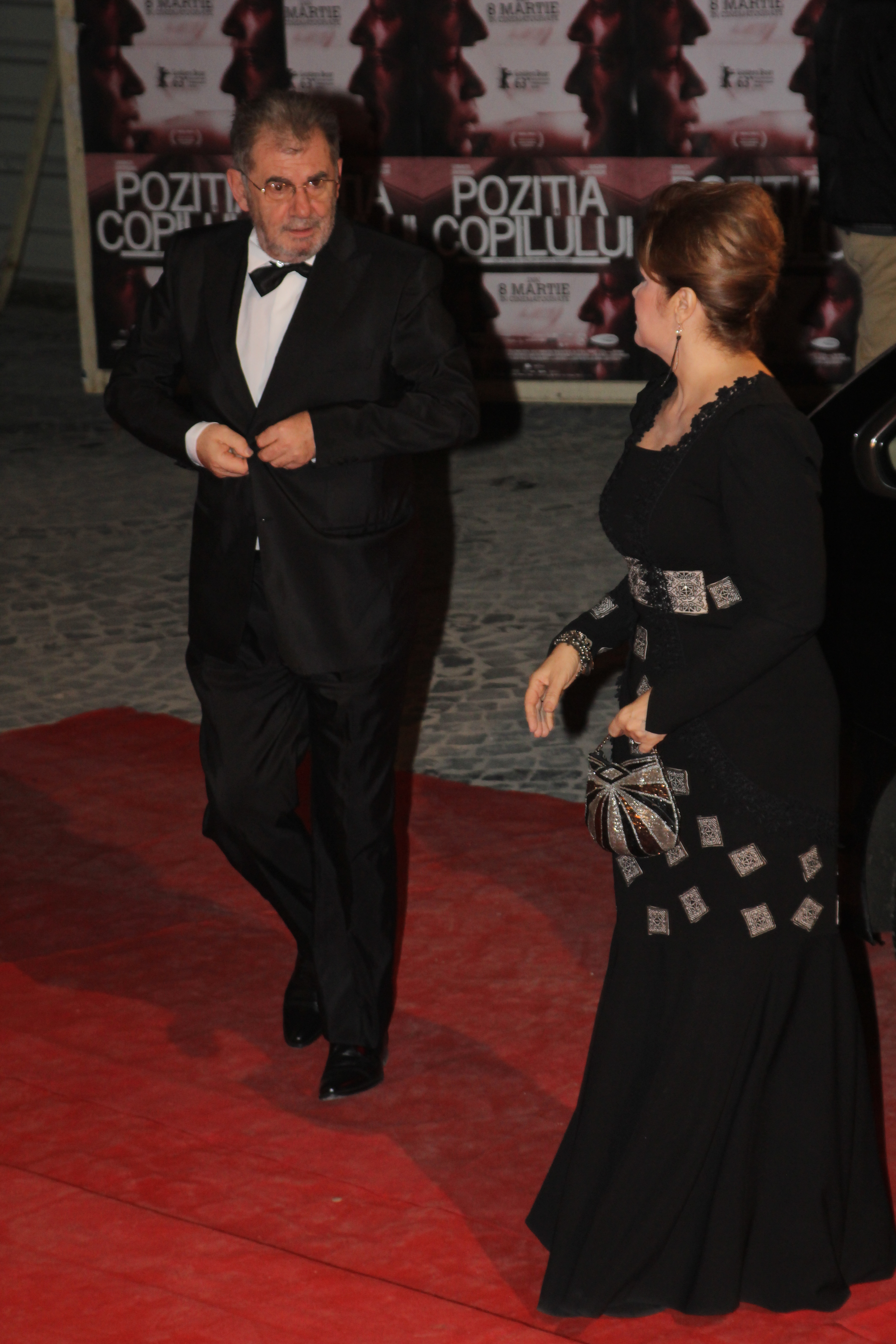 Actrita il asteapta pe Zamfirescu pentru a pasi impreuna pe covorul rosu