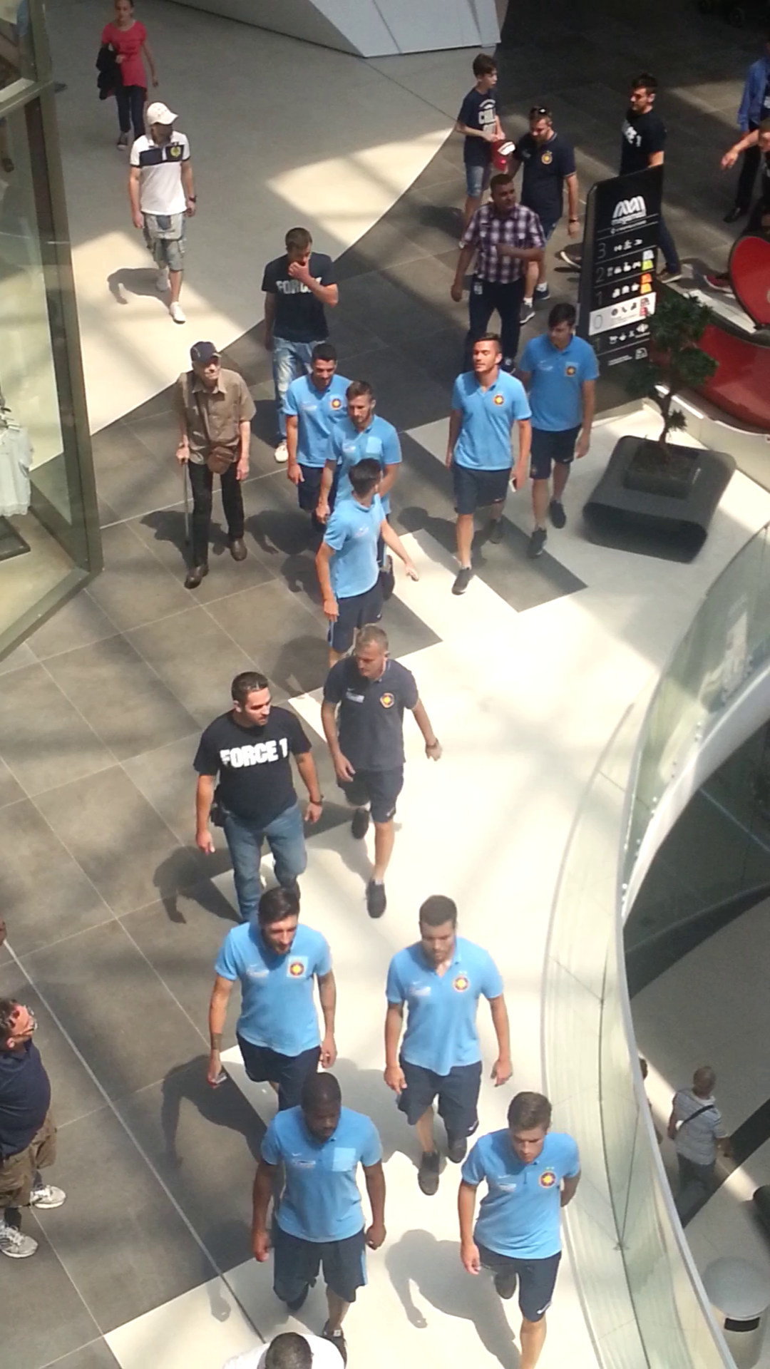 Ros-albastrii au fost paziti de bodyguarzi