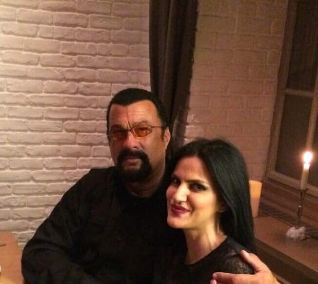 Steven Segal si Lorena s-au vazut de cateva ori la restaurantul de fite in care canta ea