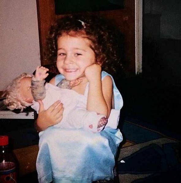 Nicole Cherry in copilarie