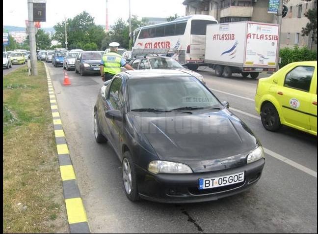 Soferul a abandonat masina pe prima banda
