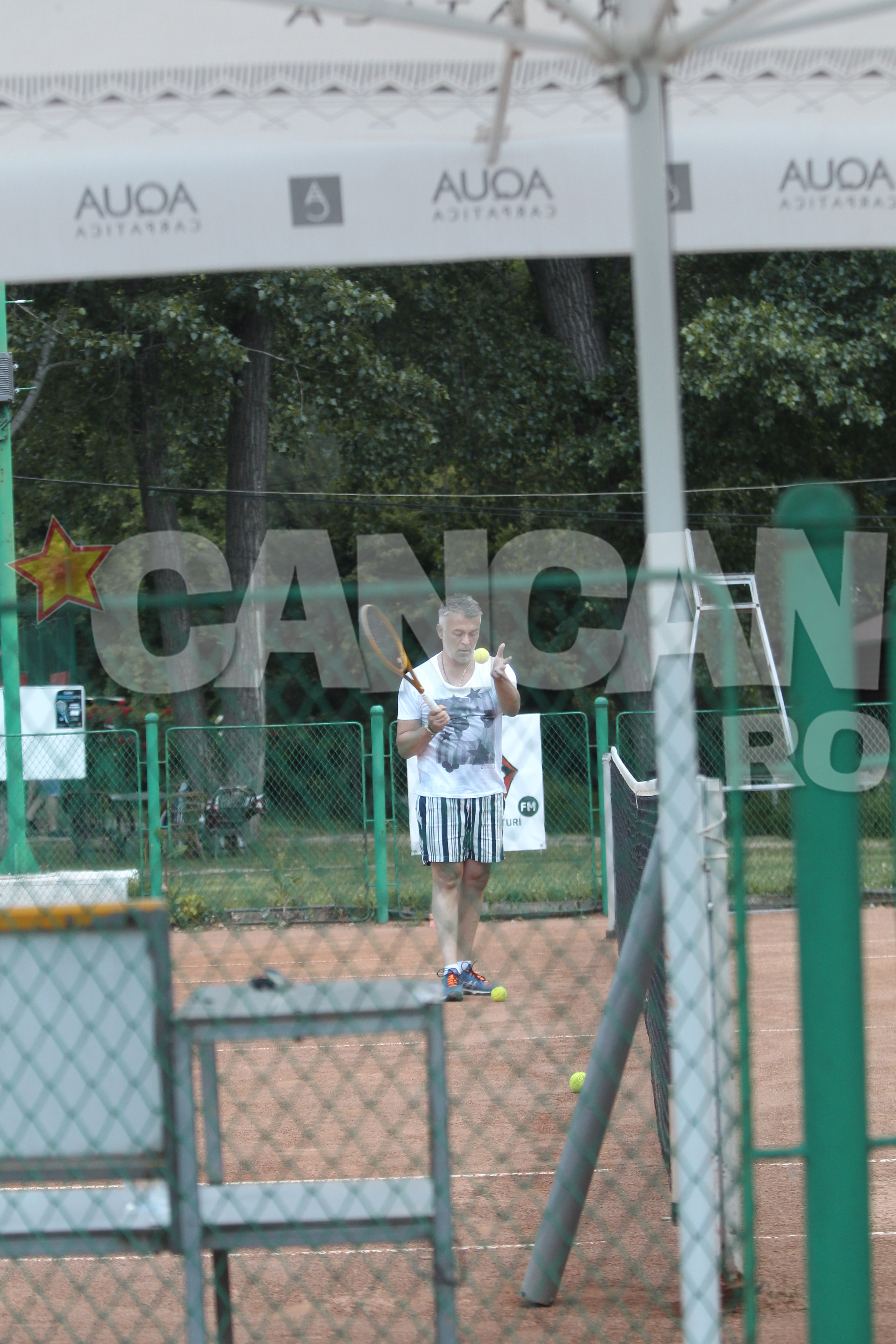 Amiran se relaxeaza pe terenul de tenis