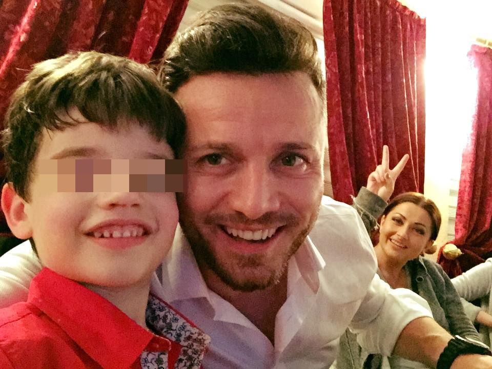 Tavi Clonda cu un baietel in brate