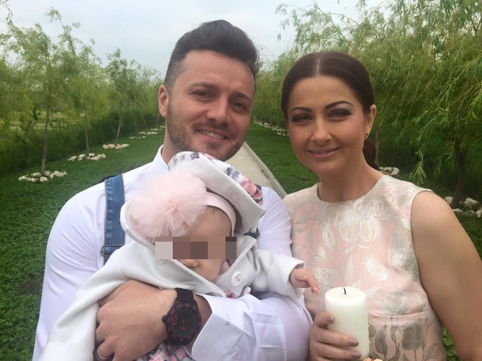 Gabriela Cristea si Tavi Clonda cu un bebelus in brate