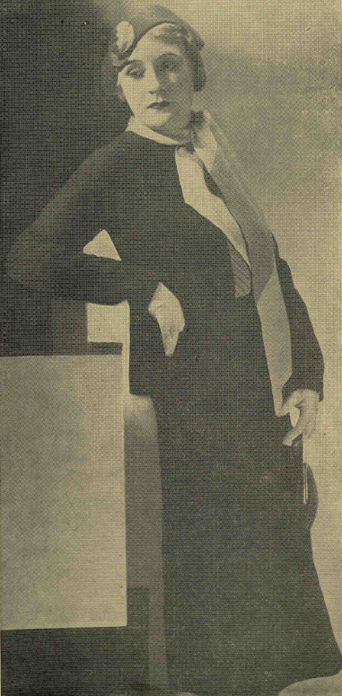 Pentru o talie perfecta, femeile purtau pe sub rochie o 