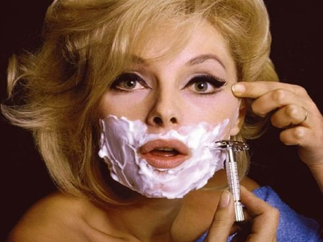 Femeile se rad pe fata