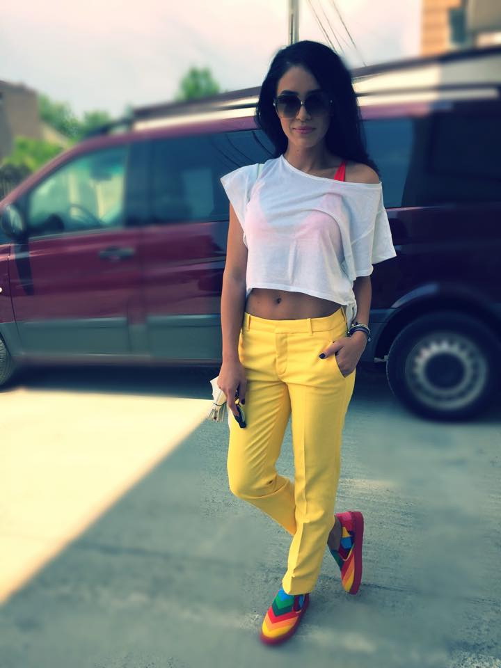 Adelina este innebunita dupa galben