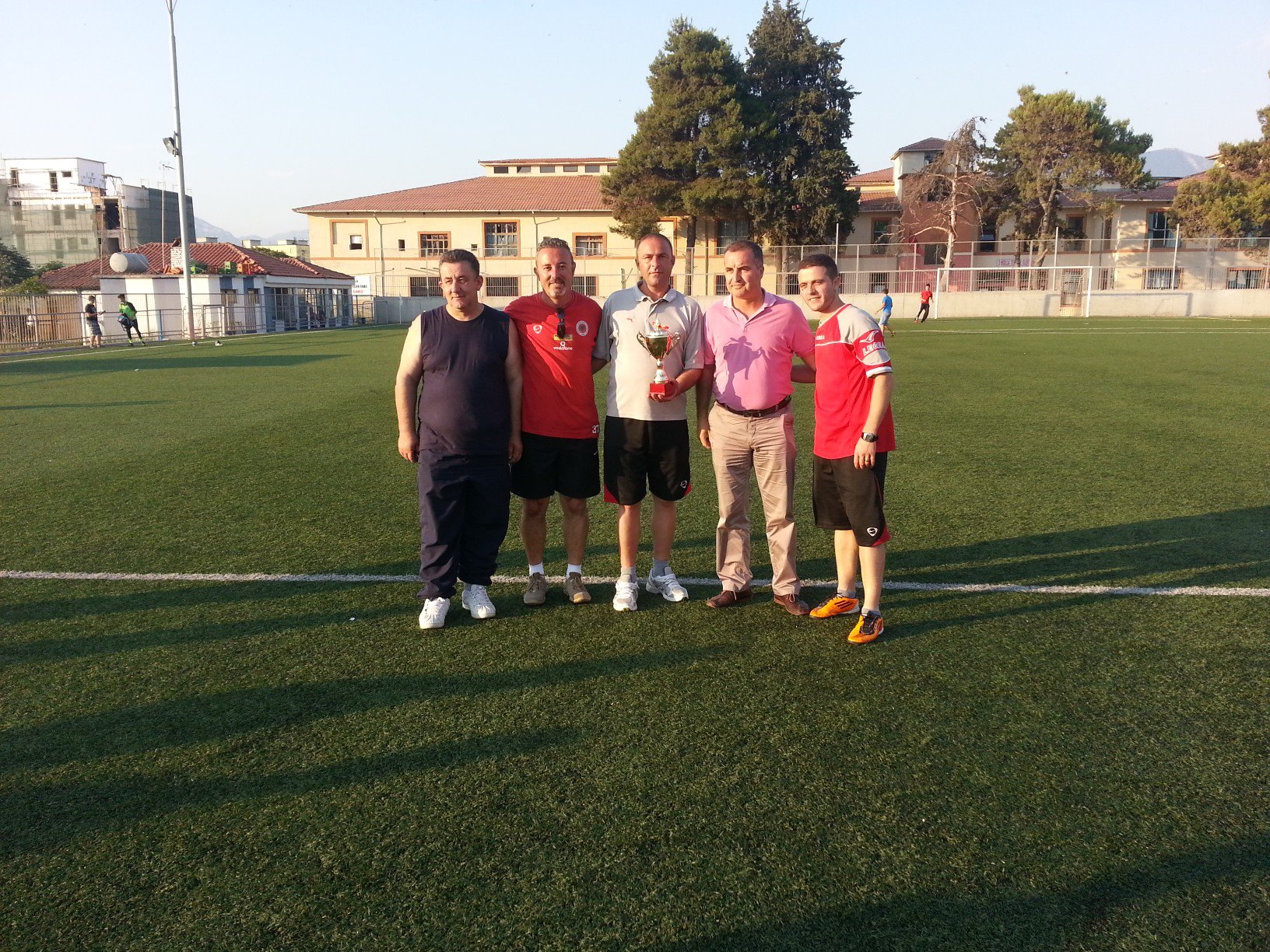 Albert Duro (ultimul din dreapta, randul de sus)