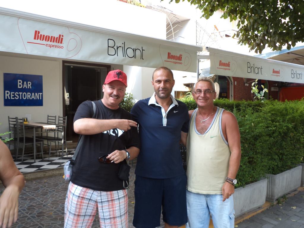 Albert Duro (in centru) este de nerecunoscut