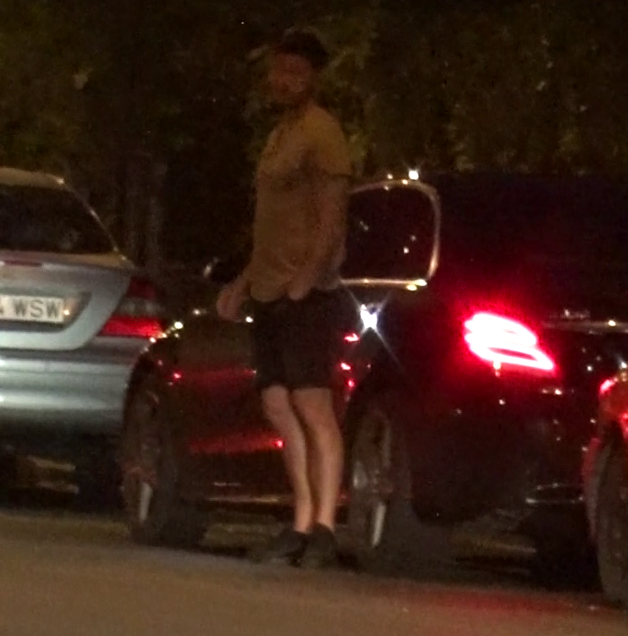 Fotbalistul nationalei a traversat, acesta fiind nerabdator sa ajunga la masa iubitei sale