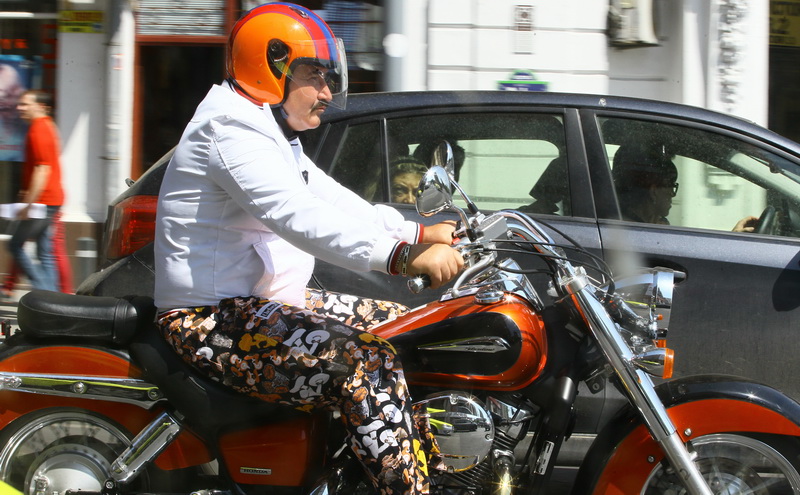 Motocicleta lui Nutu a fost admirata de oamenii din trafic