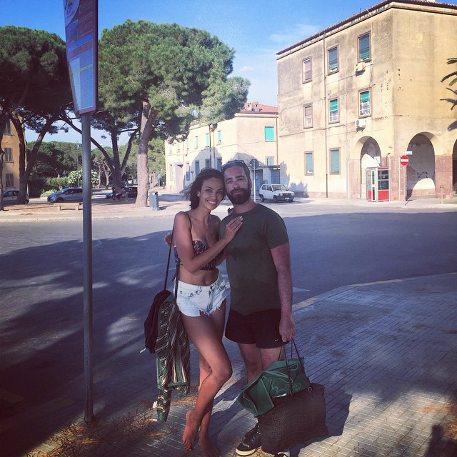 Madalina Ghenea a iesit desculta pe strada