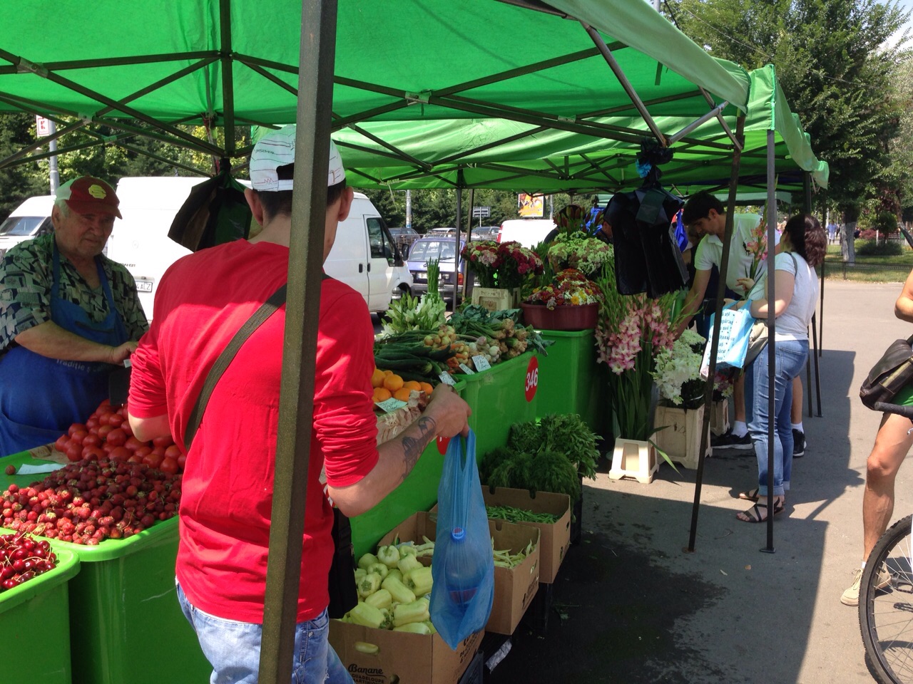 Pe langa alte piete, aici sunt preturi de producatori