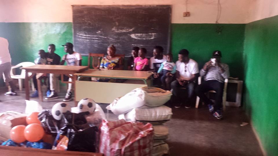 Collins Fai (primul din stanga) a mers in fata copiilor