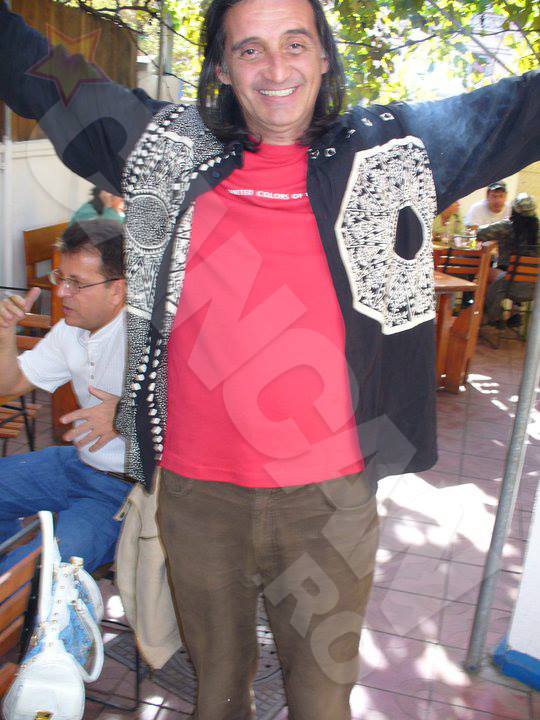 Barbatul isi aminteste cu nostalgie de vremurile trecute