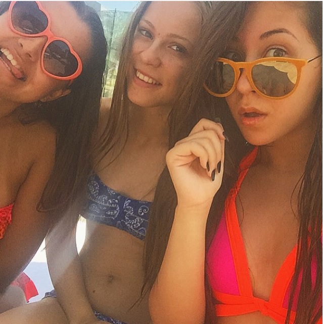 Nicole Cherry s-a pozat pentru prima oara in costum de baie