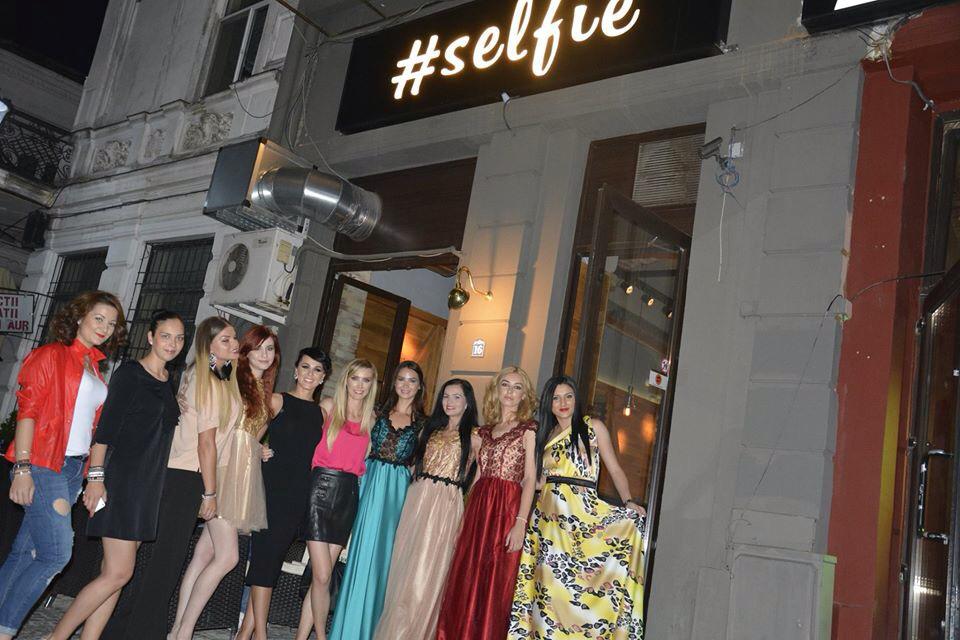 Burlacitele s-au reunit pentru o prezentare de moda