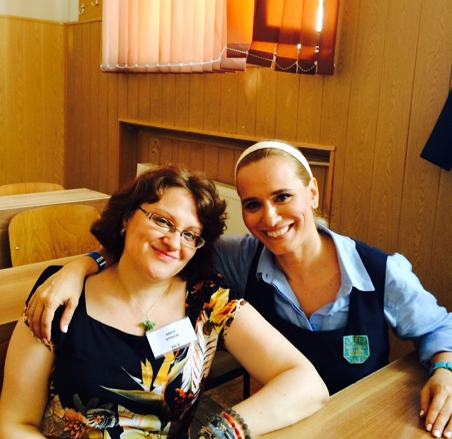 Andreea Esca si colega ei de banca din liceu