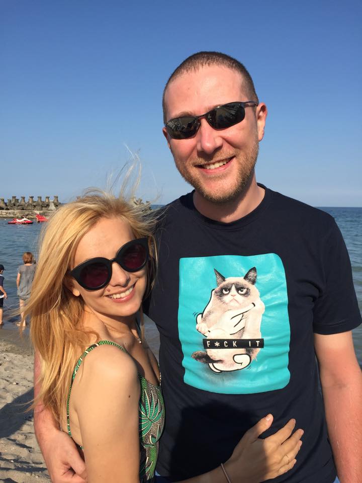 Iubitul Simonei are inscriptionat pe tricou un mesaj obscen