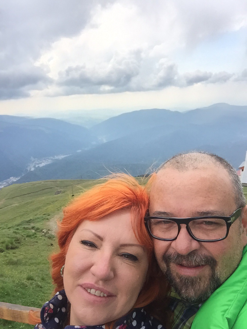 Piedone si-a surprins sotia cu o plimbare romantica la munte