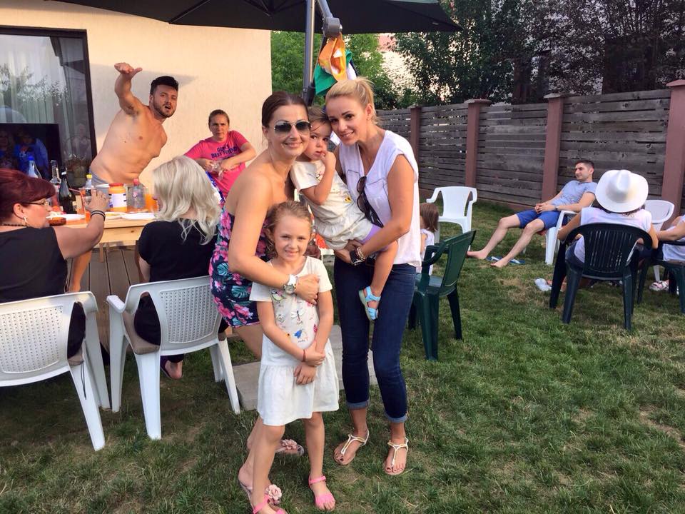 Lui Tavi Clonda (in fundal) aproape ca i s-a vazut fundul