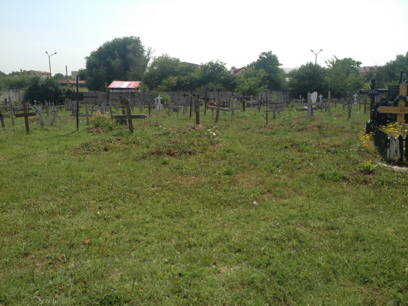 Jurnalistii au investigat misterul mormintelor aparute in iunie 1990 in cimitirul Straulesti 2