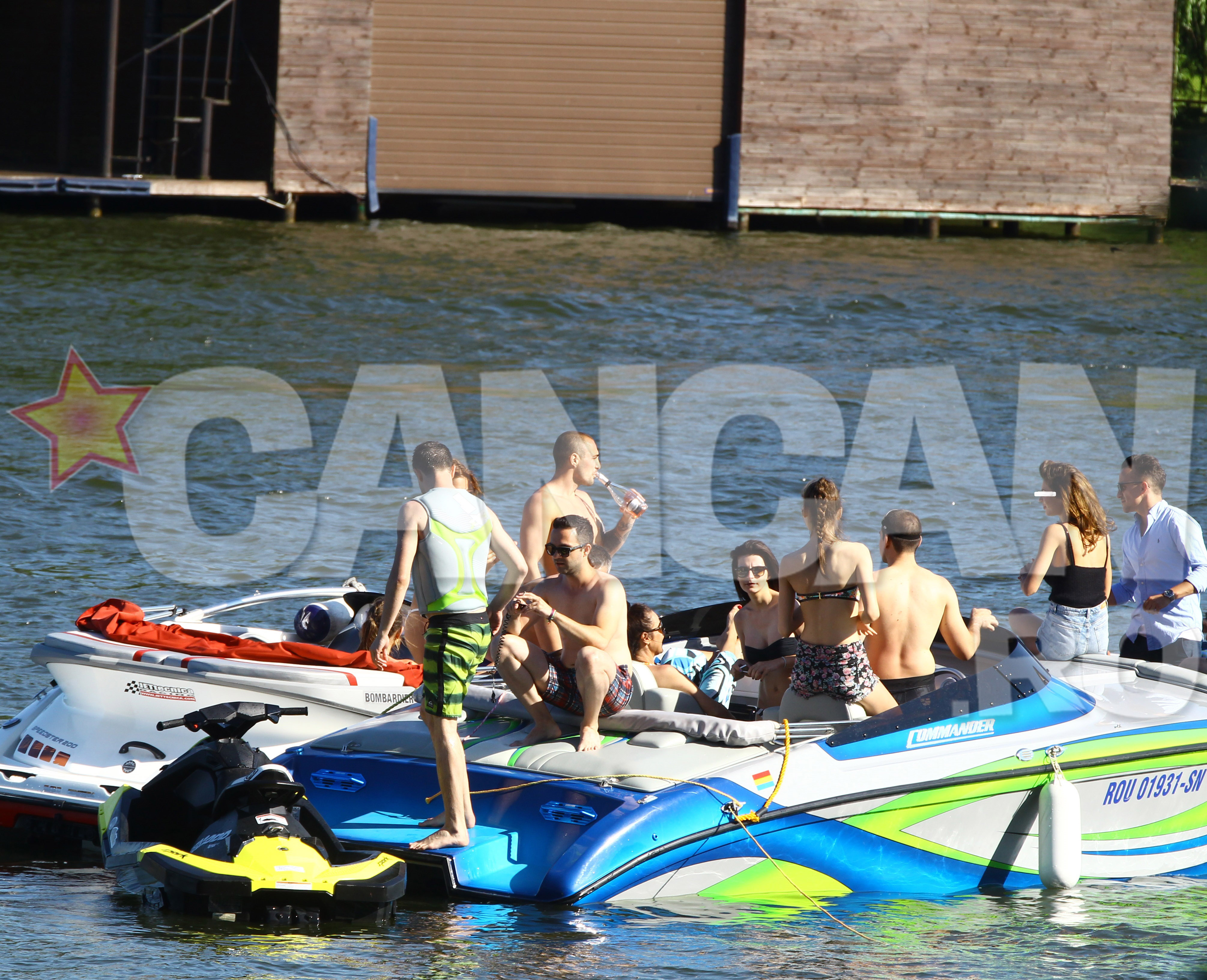 Vladimir Draghia (cel cu sticla in mana) a petrecut si el pe barca cu pricina, dar cu o saptamana in urma