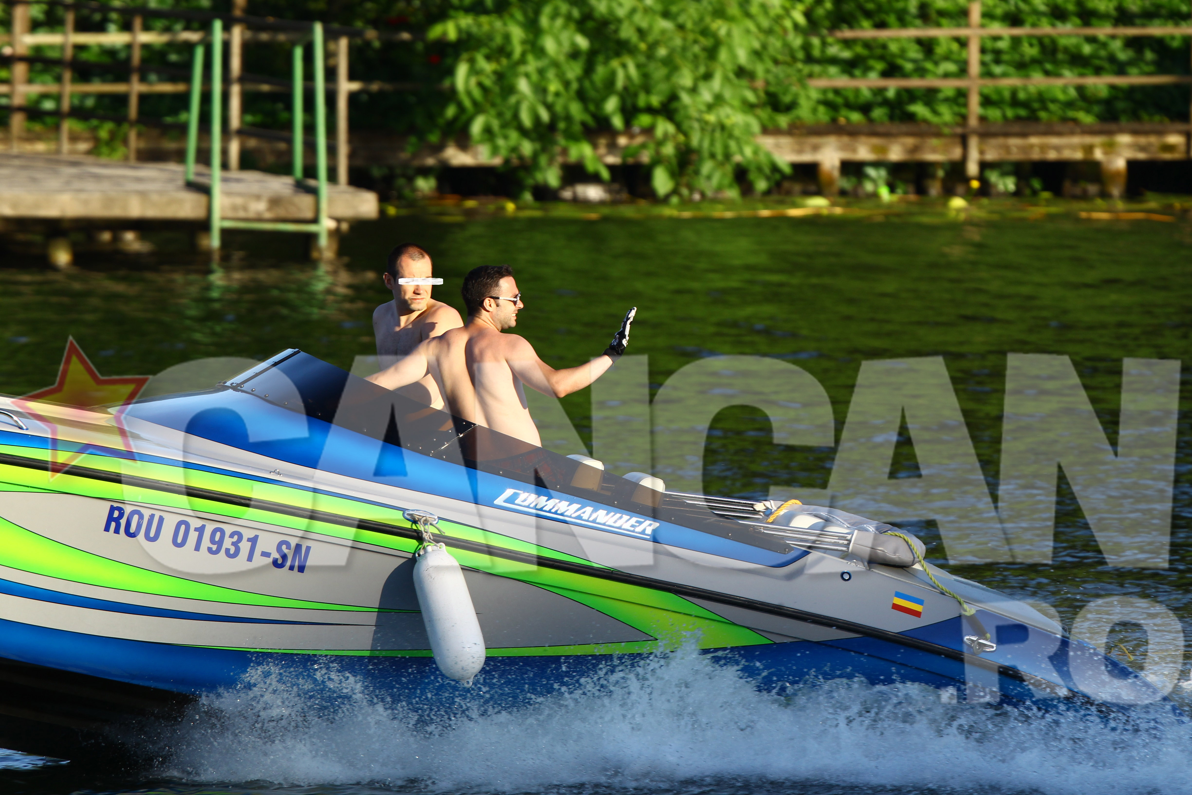 Aceasta este barca lui Alexandru Popescu, insa in ea sunt prietenii lui