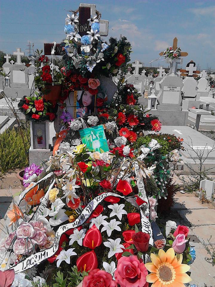 Mama Nicoletei Cengher a transformat mormantul intr-un adevarat altar