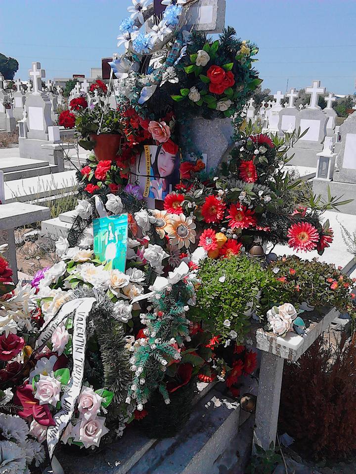 Monumentul funerar este unul dintre cele mai ingrijite din cimitir