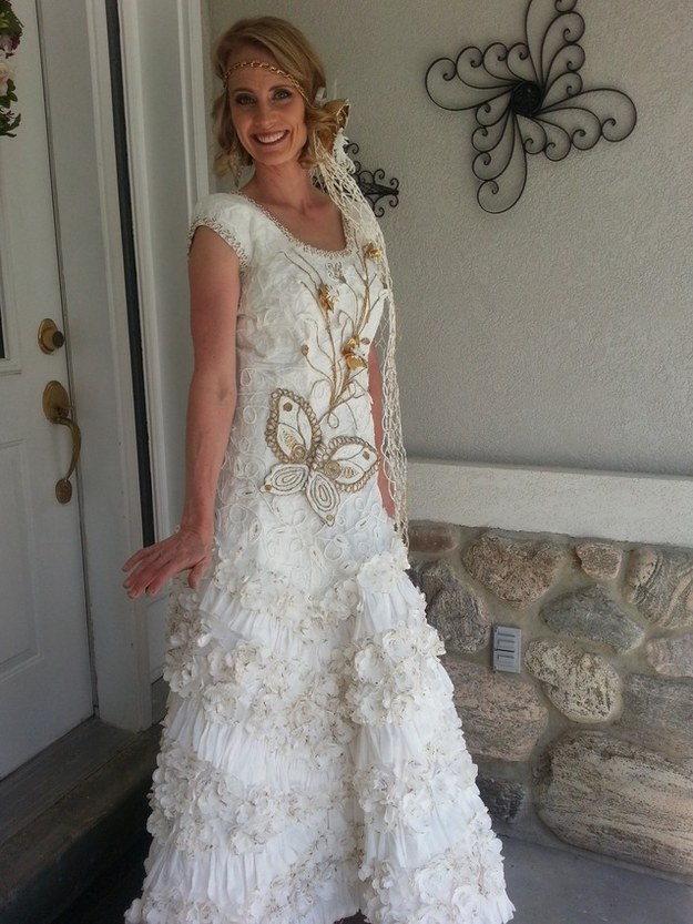 Rochie de mireasa din hartie igienica