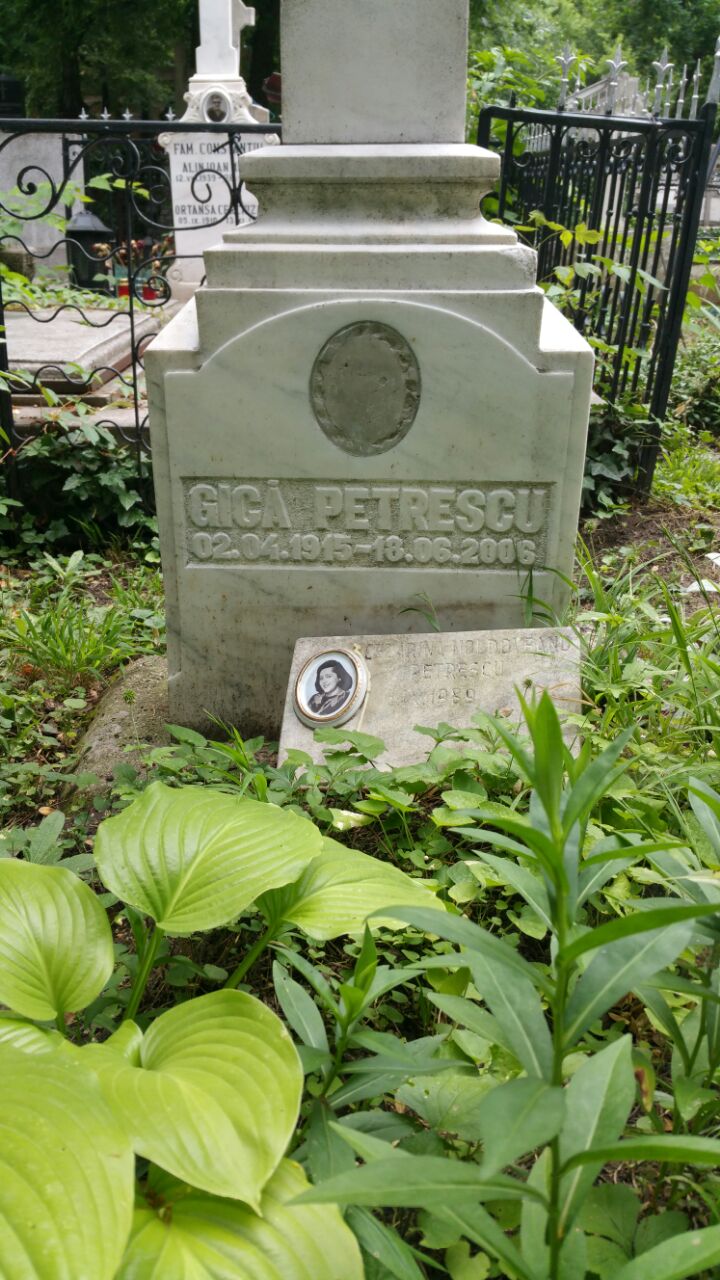 Buruienile mai au putin si ajung sa creasca cat crucea de la locul de veci