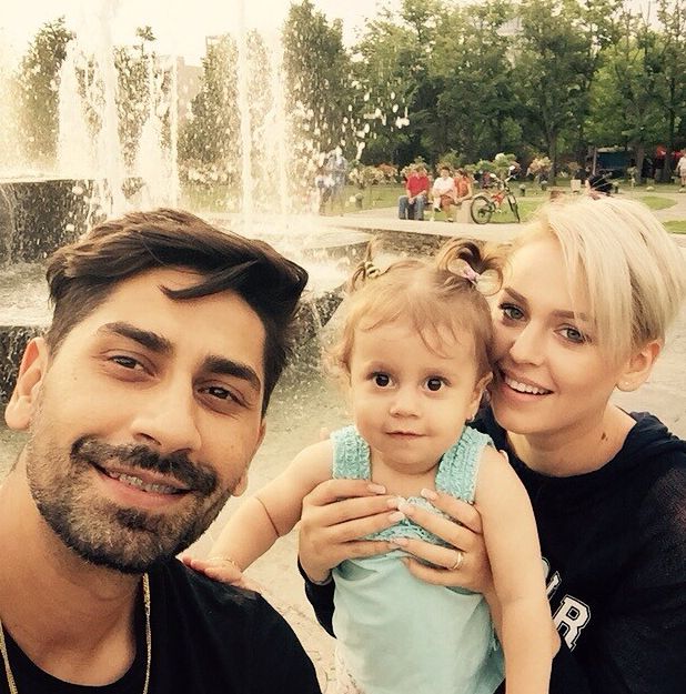 Misha a iesit in parc cu sotul ei si fiica lor