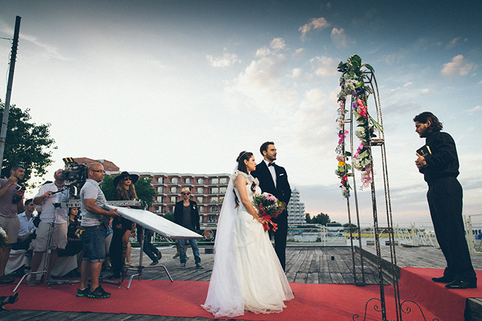 In ajuns in fata altarului