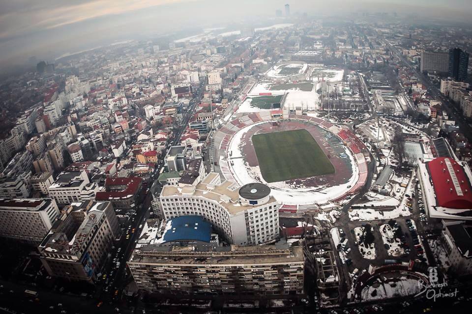 Asa arata de la inaltime Complexul Sportiv Dinamo. Acesta are trei terenuri de fotbal cu gazon natural si unul cu gazon sintetic