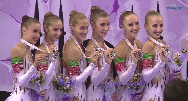 Andreea Stefanescu (a doua din dreapta)