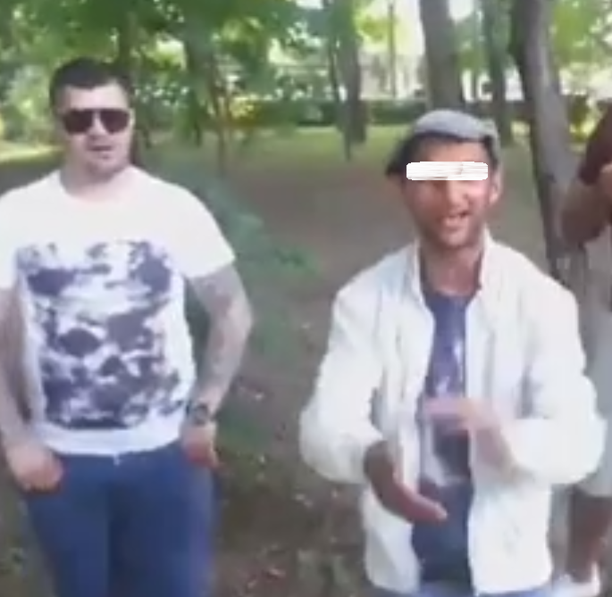 Barbatul (cel din fata) este pus sa cante pentru Corduneni