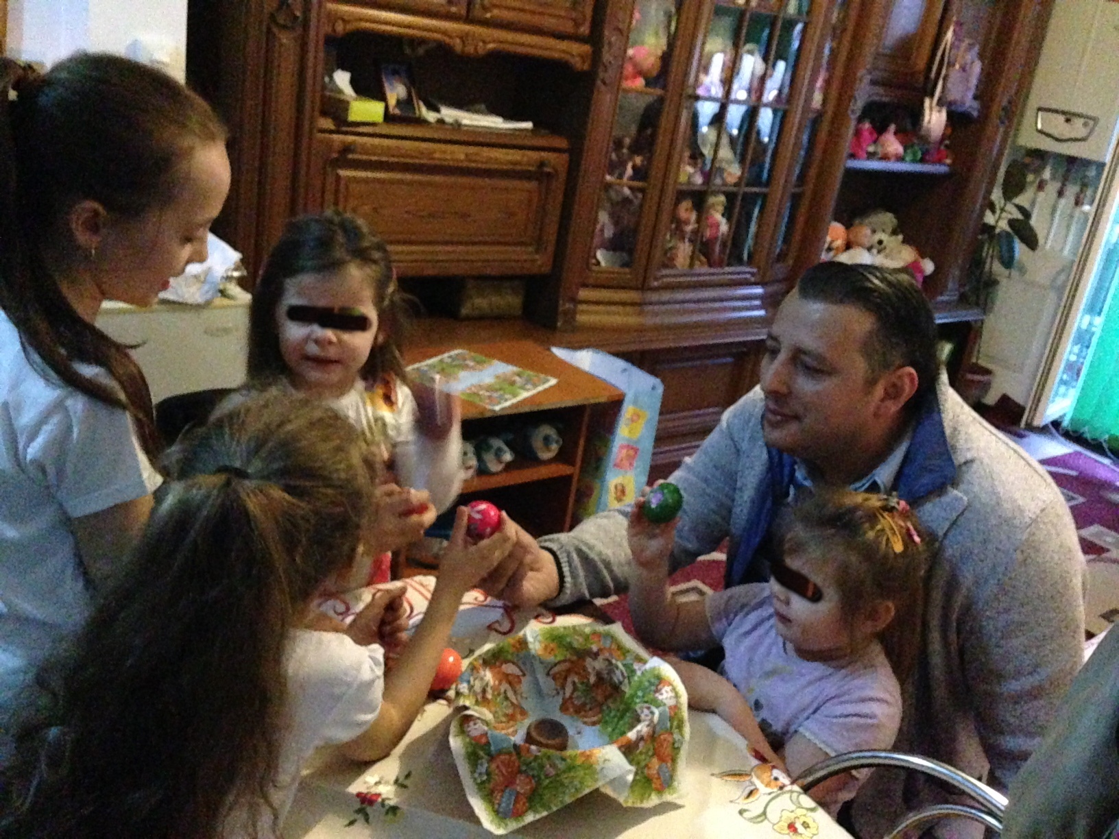 Florescu a ciocnit un ou rosu cu micutele staretei