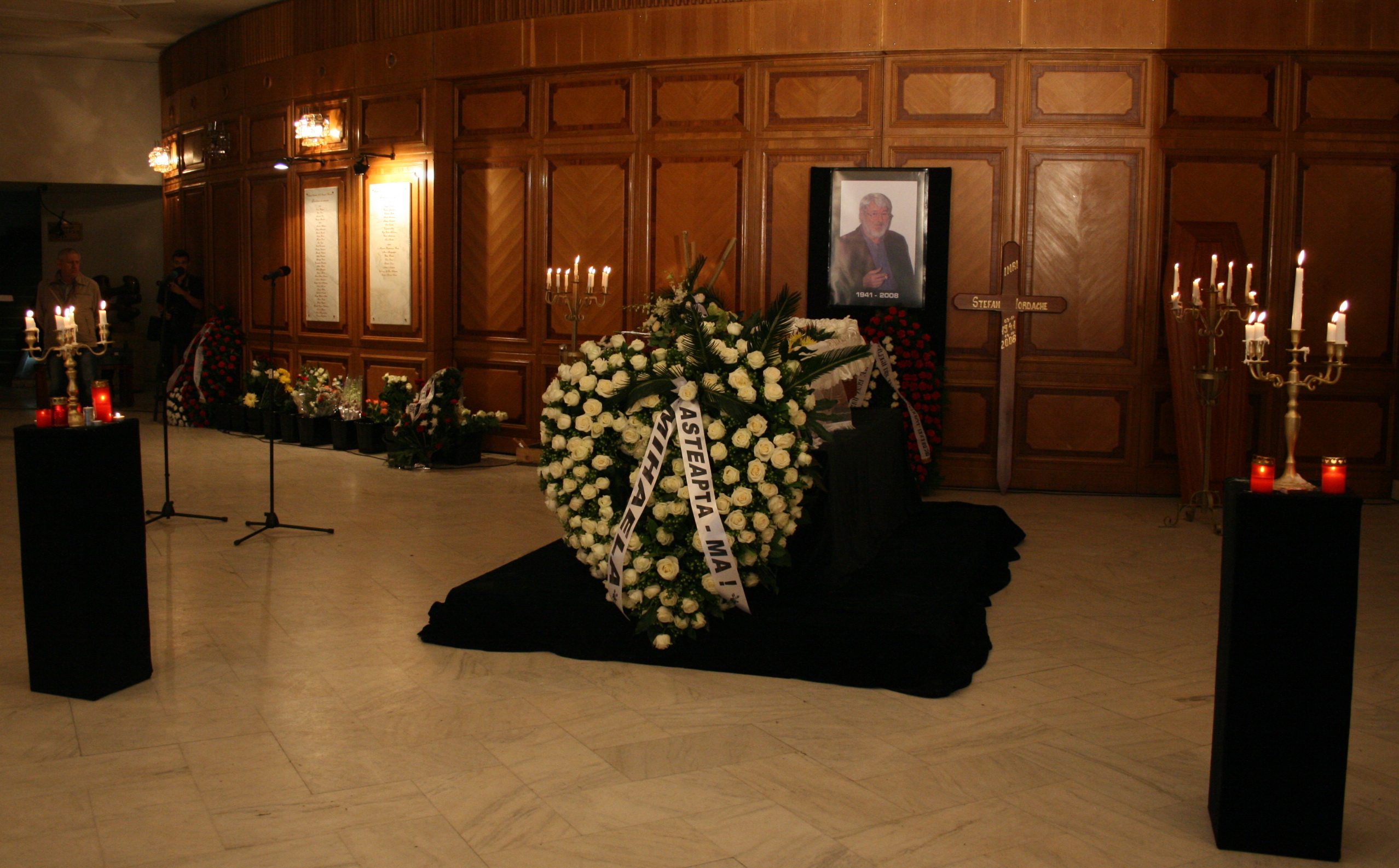 La moartea actorului, sotia sa a depus o coroana pe care scria mesajul: 