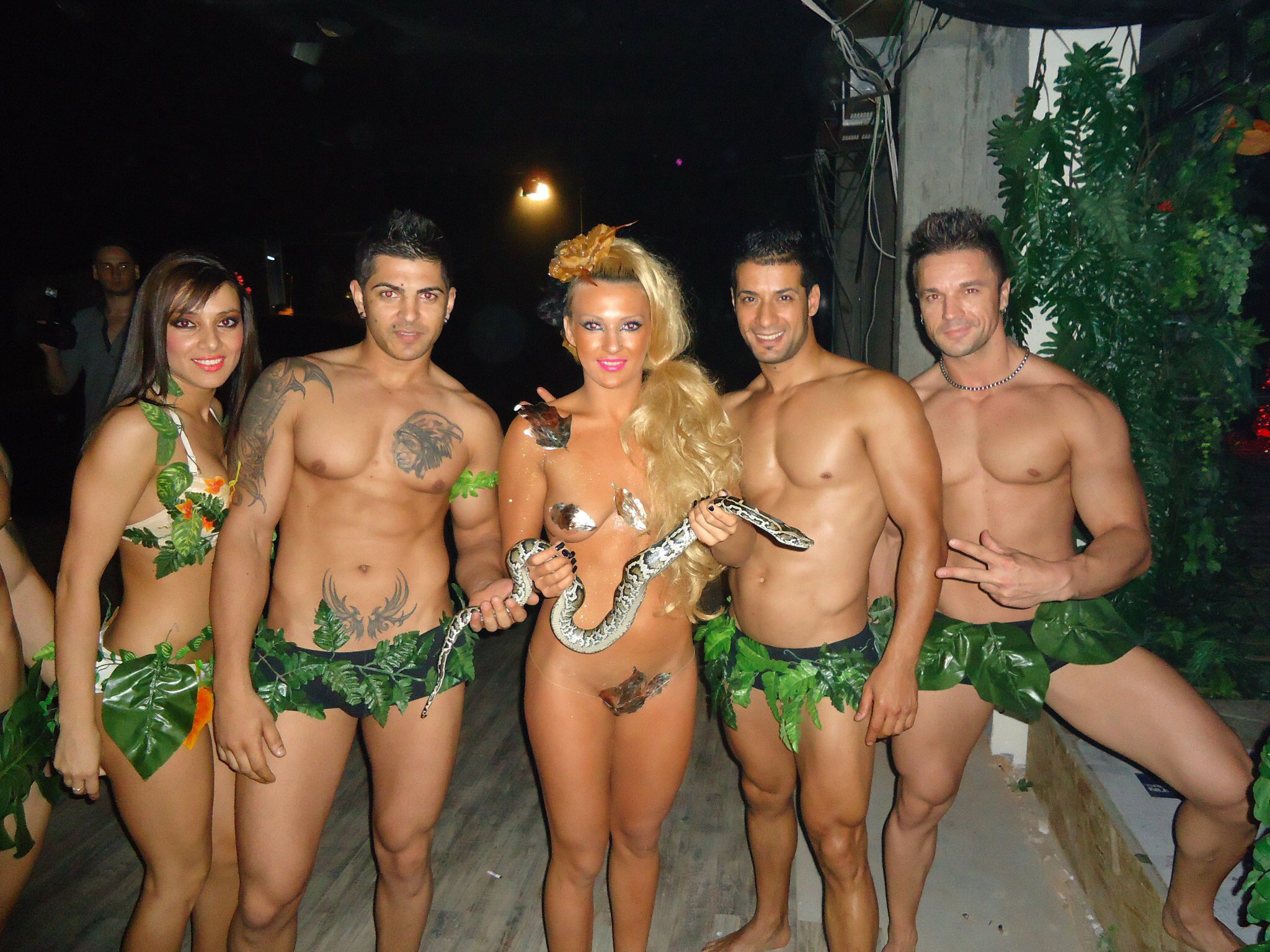 Larisa s-a fotografiat cu mai multi tineri foarte bine lucrati