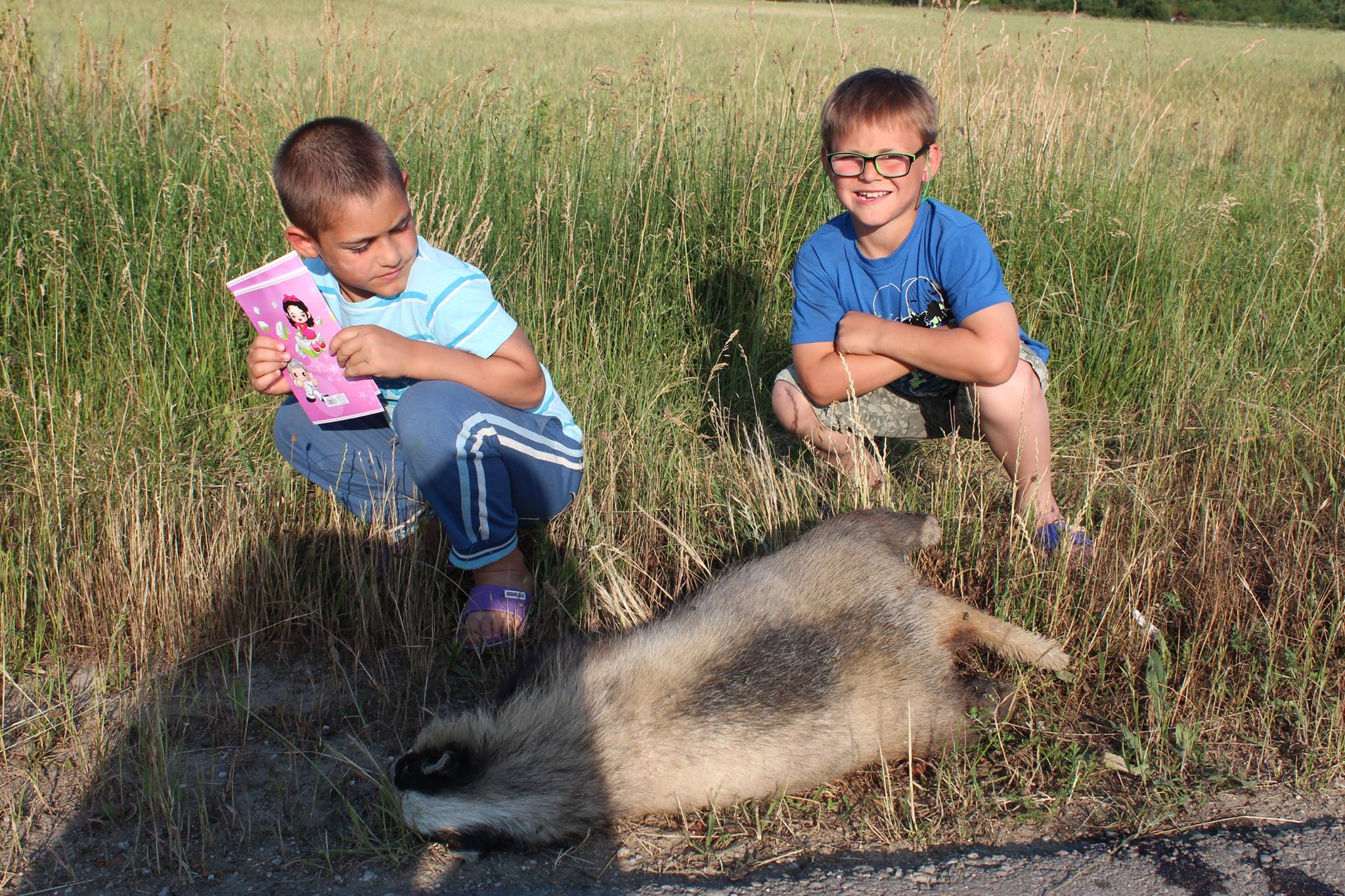 Micul Hercule a fost pozat alaturi de un animal mort