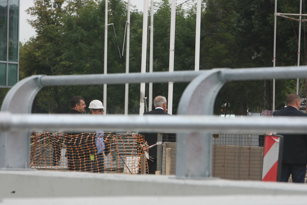 Primarul general Sorin Oprescu a stat cateva minute de vorba cu constructorul pasajului