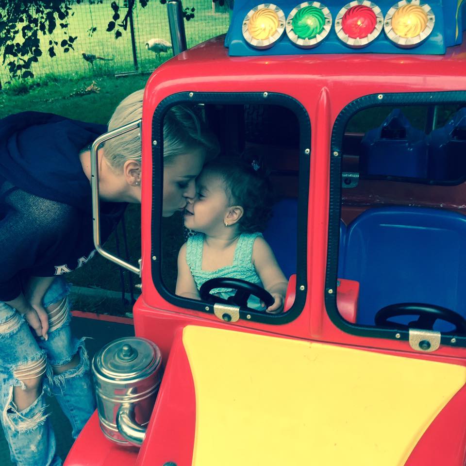 Misha alaturi de fetita ei intr-un moment de tandrete