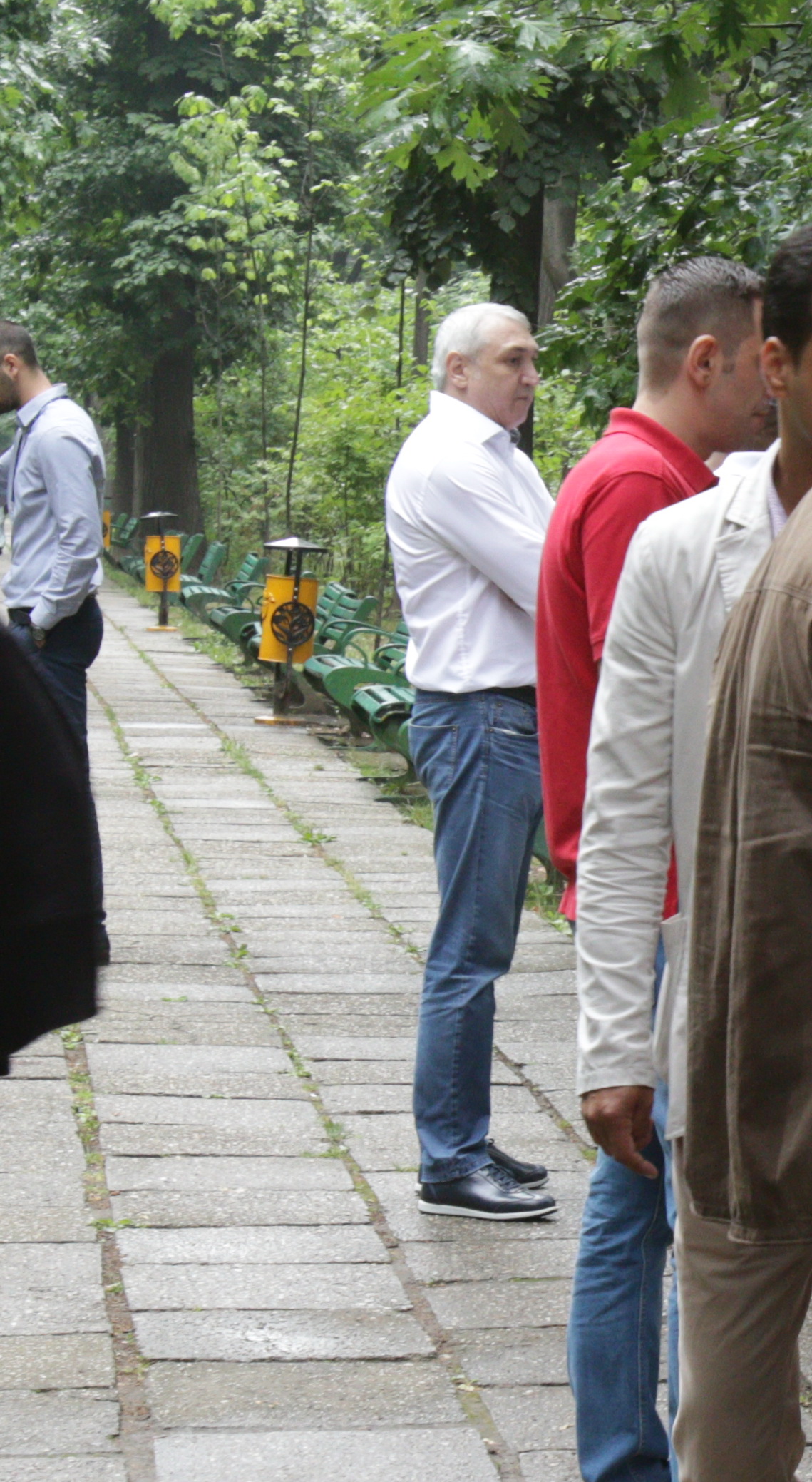 Aurel Parvu a fost intampinat de prieteni si a discutat cu acestia minute bune