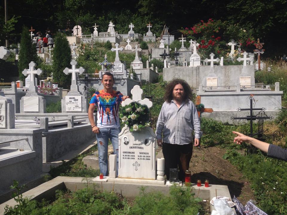 Mihai si Vasile Traistariu la mormantul parintilor