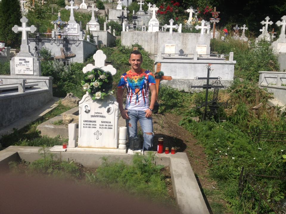 Mihai Traistariu a mers astazi la mromantul parintilor sai