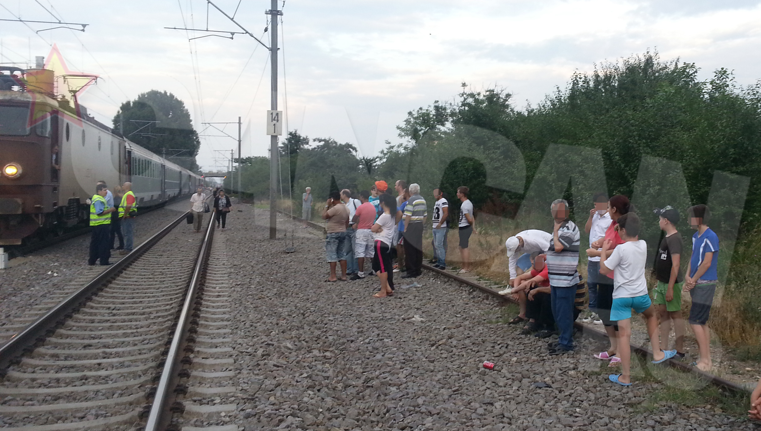 Oamenii au stat gura-casca langa terasament, printre ei s-au aflat foarte multi copii