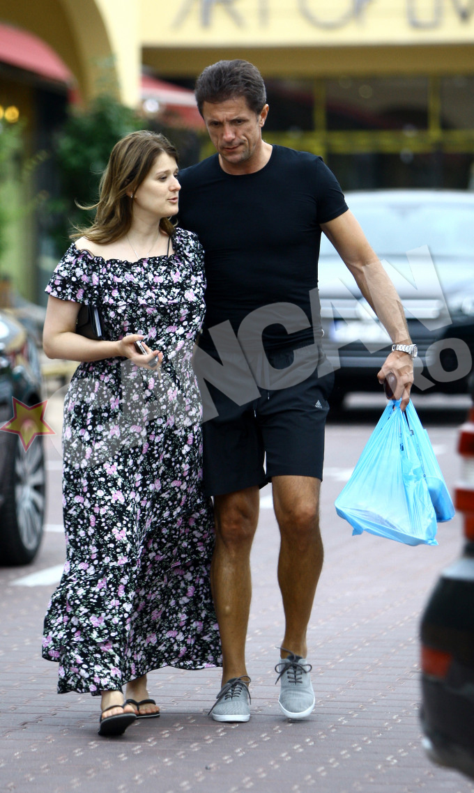 Gica Popescu isi asculta cu atentie sotia, care, cel mai probabil il pune la curent cu noutatile