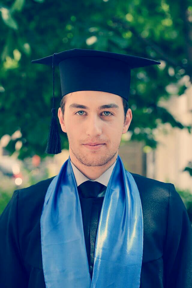 Andrei a luat licenta la Teologie cu 9.50